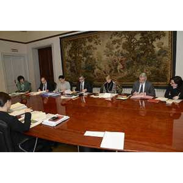 Gli assessori regionali Loredana Panariti (Lavoro, Formazione, Istruzione, Pari Opportunità, Politiche giovanili e Ricerca), Gianni Torrenti (Cultura, Sport e Solidarietà), Mariagrazia Santoro (Infrastrutture, Mobilità, Pianificazione territoriale, Lavori pubblici, Università), Francesco Peroni (Finanze, Patrimonio, Coordinamento e Programmazione Politiche economiche e comunitarie), Maria Sandra Telesca (Salute, Integrazione socio-sanitaria, Politiche sociali e Famiglia), Paolo Panontin (Funzione pubblica, Autonomie locali, Coordinamento Riforme, Caccia e Risorse ittiche, Protezione civile) e Sara Vito (Ambiente ed Energia) durante la riunione della Giunta presieduta da Debora Serracchiani (Presidente Regione Friuli Venezia Giulia) - Trieste 27/03/2015