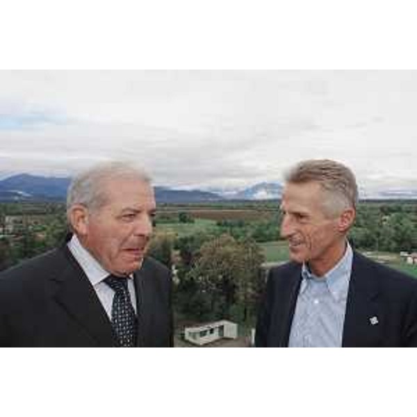 Riccardo Illy (Presidente Regione Friuli Venezia Giulia) con Arturo Soresi (Sindaco Spilimbergo) davanti a Palazzo di Sopra dei conti di Spilimbergo, sede del Municipio di Spilimbergo. (Spilimbergo 06/10/07) 