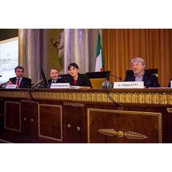 Debora Serracchiani (Presidente Regione Friuli Venezia Giulia) e Antonio Paoletti (Presidente CCIAA Trieste) alla presentazione del "The World Superyachts Awards Judges Meeting", nella sede della CCIAA - Trieste 27/03/2015 (Foto Andrea Bulgarelli CCIAA Trieste)
