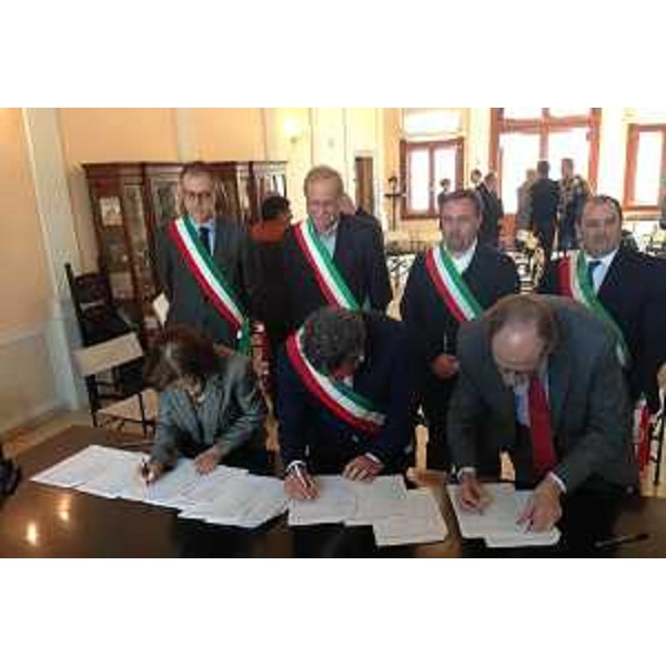 Provvidenza Delfina Raimondo (Prefetto Udine), Francesco Martines (Sindaco Palmanova) e Gianni Torrenti (Assessore regionale Solidarietà) alla firma del Protocollo per la gestione dell'accoglienza dei richiedenti asilo nei comuni del Palmarino - Palmanova 30/03/2015