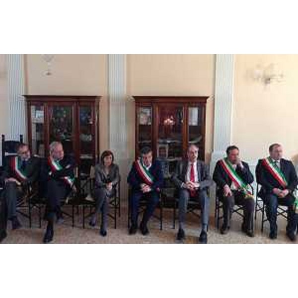 Provvidenza Delfina Raimondo (Prefetto Udine), Francesco Martines (Sindaco Palmanova), Gianni Torrenti (Assessore regionale Solidarietà) e sindaci alla firma del Protocollo per la gestione dell'accoglienza dei richiedenti asilo nei comuni del Palmarino, in Municipio - Palmanova 30/03/2015