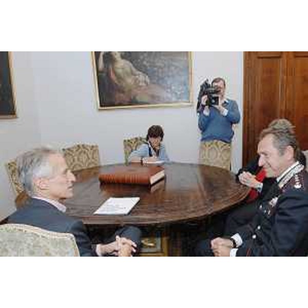 Riccardo Illy (Presidente Regione Friuli Venezia Giulia) riceve il nuovo Comandante provinciale dell'Arma dei Carabinieri di Trieste, Colonnello Carlo Tartaglione, nella sede della Regione a Trieste. (Trieste 11/10/07)