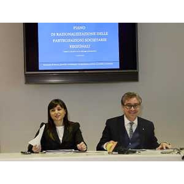 Debora Serracchiani (Presidente Regione Friuli Venezia Giulia) e Francesco Peroni (Assessore regionale Finanze, Patrimonio, Coordinamento e Programmazione Politiche economiche e comunitarie) alla conferenza stampa di presentazione del "Piano di razionalizzazione delle partecipazioni societarie regionali" - Udine 31/03/2015