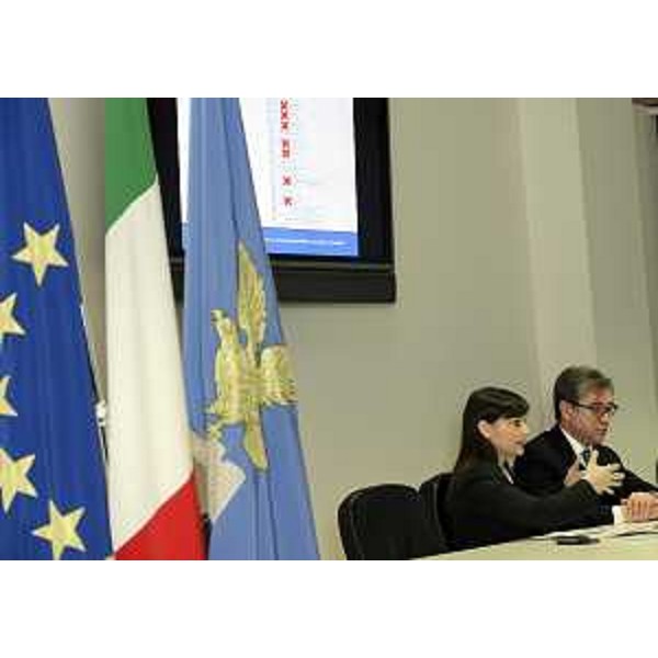 Debora Serracchiani (Presidente Regione Friuli Venezia Giulia) e Francesco Peroni (Assessore regionale Finanze, Patrimonio, Coordinamento e Programmazione Politiche economiche e comunitarie) alla conferenza stampa di presentazione del "Piano di razionalizzazione delle partecipazioni societarie regionali" - Udine 31/03/2015