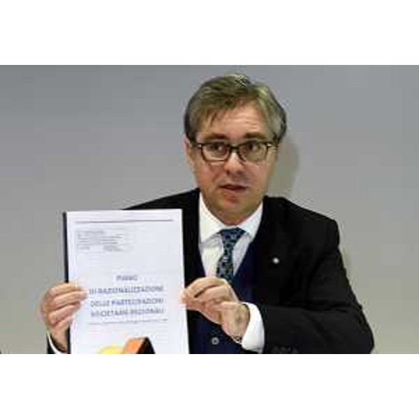 Francesco Peroni (Assessore regionale Finanze, Patrimonio, Coordinamento e Programmazione Politiche economiche e comunitarie) alla conferenza stampa di presentazione del "Piano di razionalizzazione delle partecipazioni societarie regionali" - Udine 31/03/2015
