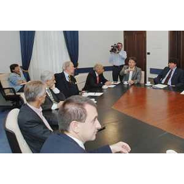 Riccardo Illy (Presidente Regione Friuli Venezia Giulia) presiede la riunione per l'organizzazione delle manifestazioni che si terranno per festeggiare l'ingresso della Slovenia nell'area Schengen. Partecipano: Ettore Rosato (Sottosegretario Interni), Ettore Romoli (Sindaco Gorizia), Roberto Dipiazza (Sindaco Trieste), Maria Teresa Bassa Poropat (Presidente Provincia Trieste), Enrico Gherghetta (Presidente Provincia Gorizia), Giovanni Balsamo (Prefetto Trieste), Roberto De Lorenzo (Prefetto Gorizia), Antonio Paoletti (Presidente CCIAA Trieste). (Trieste 11/10/07)