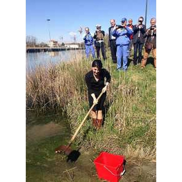 Mariagrazia Santoro (Assessore regionale Infrastrutture) alla cerimonia di riconsegna del cantiere per il dragaggio del fiume Corno - San Giorgio di Nogaro 01/04/2015