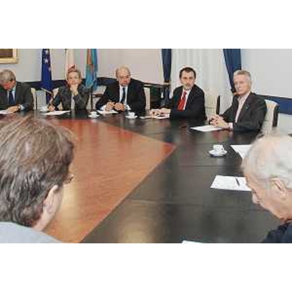 Riccardo Illy (Presidente Regione Friuli Venezia Giulia) presiede la riunione per l'organizzazione delle manifestazioni che si terranno per festeggiare l'ingresso della Slovenia nell'area Schengen. Partecipano: Ettore Rosato (Sottosegretario Interni), Ettore Romoli (Sindaco Gorizia), Roberto Dipiazza (Sindaco Trieste), Maria Teresa Bassa Poropat (Presidente Provincia Trieste), Enrico Gherghetta (Presidente Provincia Gorizia), Giovanni Balsamo (Prefetto Trieste), Roberto De Lorenzo (Prefetto Gorizia), Antonio Paoletti (Presidente CCIAA Trieste). (Trieste 11/10/07)