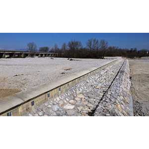 Conclusi i lavori di rifacimento della traversa sul torrente Torre, in comune di Chiopris Viscone - 01/04/2015