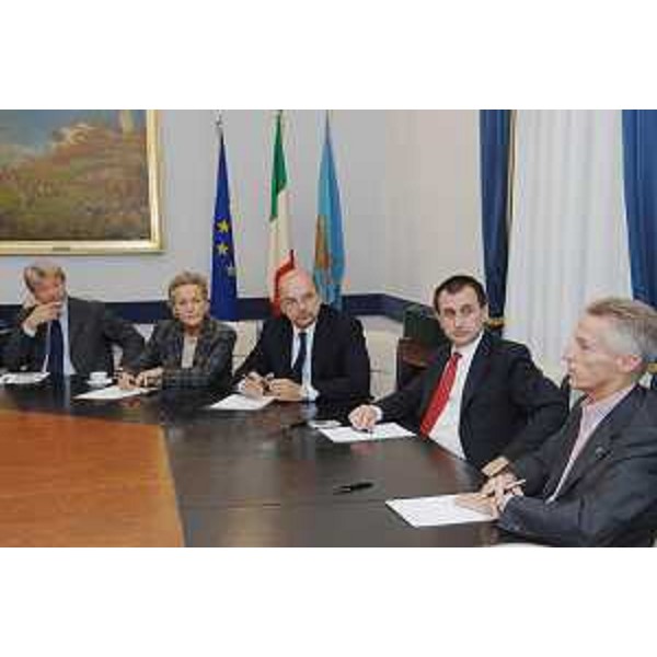 Riccardo Illy (Presidente Regione Friuli Venezia Giulia) presiede la riunione per l'organizzazione delle manifestazioni che si terranno per festeggiare l'ingresso della Slovenia nell'area Schengen, con Ettore Rosato (Sottosegretario Interni), Roberto Dipiazza (Sindaco Trieste), Maria Teresa Bassa Poropat (Presidente Provincia Trieste), Antonio Paoletti (Presidente CCIAA Trieste). (Trieste 11/10/07)
