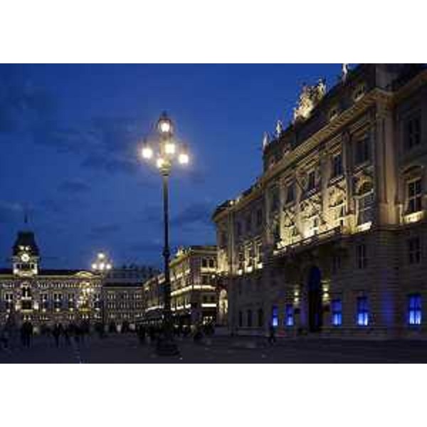 Luci blu alle finestre del Palazzo della Presidenza della Regione Friuli Venezia Giulia, in piazza Unità, per celebrare la Giornata Mondiale della Consapevolezza per l'Autismo con la campagna "Light It Up Blue" - Trieste 02/03/2015