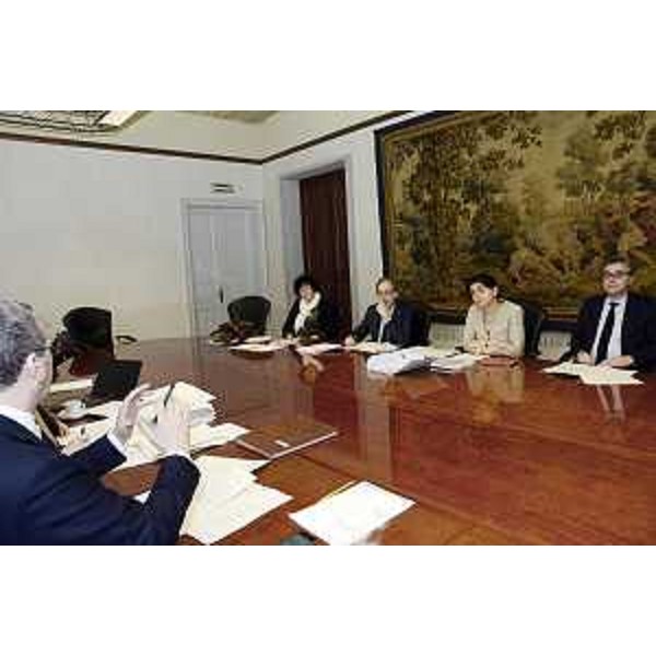 Sergio Bolzonello (Vicepresidente Regione FVG e assessore Attività produttive, Commercio, Cooperazione, Risorse agricole e forestali) e gli assessori regionali Loredana Panariti (Lavoro, Formazione, Istruzione, Pari Opportunità, Politiche giovanili, Ricerca e Università), Gianni Torrenti (Cultura, Sport e Solidarietà), Mariagrazia Santoro (Infrastrutture, Mobilità, Pianificazione territoriale, Lavori pubblici, Edilizia) e Francesco Peroni (Finanze, Patrimonio, Coordinamento e Programmazione Politiche economiche e comunitarie) durante la riunione della Giunta del FVG - Trieste 02/04/2015