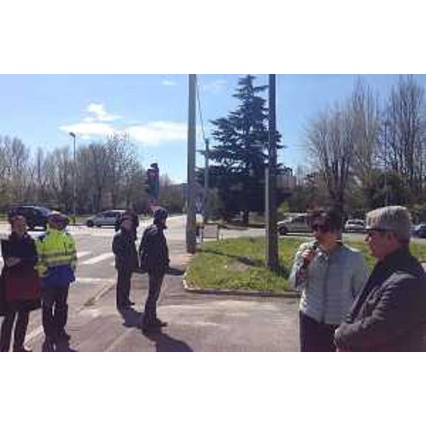 Mariagrazia Santoro (Assessore regionale Infrastrutture e Lavori pubblici) e Massimo Schiavo (Assessore Urbanistica e Lavori pubblici Comune Monfalcone) all'avvio dei lavori per la costruzione della rotatoria tra via Boito e via Portorosega - Monfalcone 07/04/2015