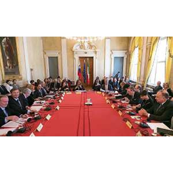 Karl Viktor Erjavec (Vicepremier e ministro Affari Esteri Repubblica di Slovenia) e Debora Serracchiani (Presidente Regione Friuli Venezia Giulia) alla prima riunione del nuovo Comitato congiunto Friuli Venezia Giulia-Slovenia - Trieste 07/04/2015