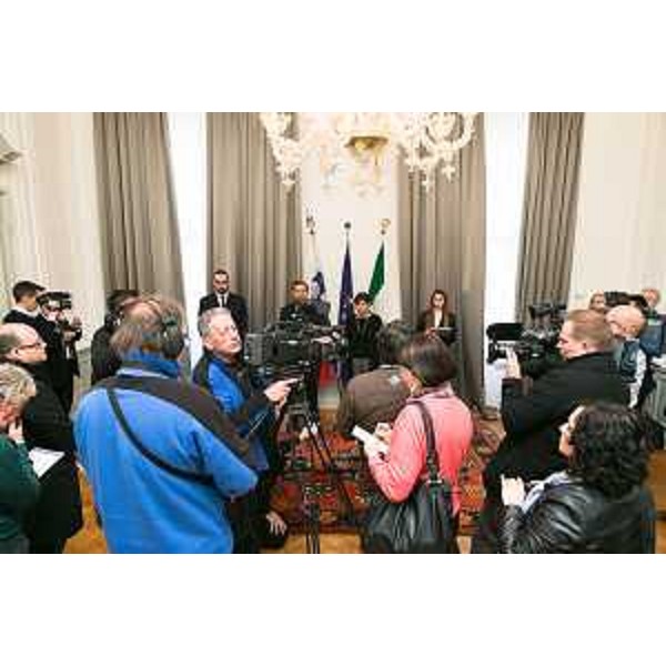 Karl Viktor Erjavec (Vicepremier e ministro Affari Esteri Repubblica di Slovenia) e Debora Serracchiani (Presidente Regione Friuli Venezia Giulia) in conferenza stampa a margine della prima riunione del nuovo Comitato congiunto Friuli Venezia Giulia-Slovenia - Trieste 07/04/2015