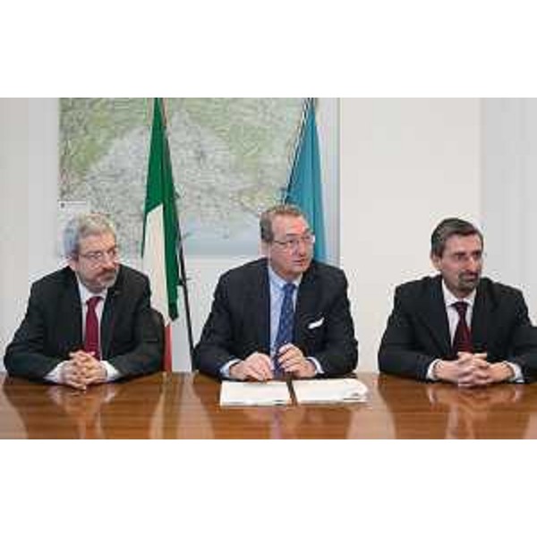 Sergio Bolzonello (Vicepresidente Regione FVG e assessore Attività produttive, Commercio, Cooperazione, Risorse agricole e forestali) tra i sindaci Furio Honsell (Udine) e Andrea Carli (Maniago) alla sottoscrizione delle Convenzioni con i Comuni di Udine e Maniago per l'erogazione dei fondi a valere sul Bando dei Piani Integrati di Sviluppo Urbano Sostenibile (PISUS) - Udine 09/04/2015