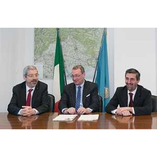 Sergio Bolzonello (Vicepresidente Regione FVG e assessore Attività produttive, Commercio, Cooperazione, Risorse agricole e forestali) tra i sindaci Furio Honsell (Udine) e Andrea Carli (Maniago) alla sottoscrizione delle Convenzioni con i Comuni di Udine e Maniago per l'erogazione dei fondi a valere sul Bando dei Piani Integrati di Sviluppo Urbano Sostenibile (PISUS) - Udine 09/04/2015