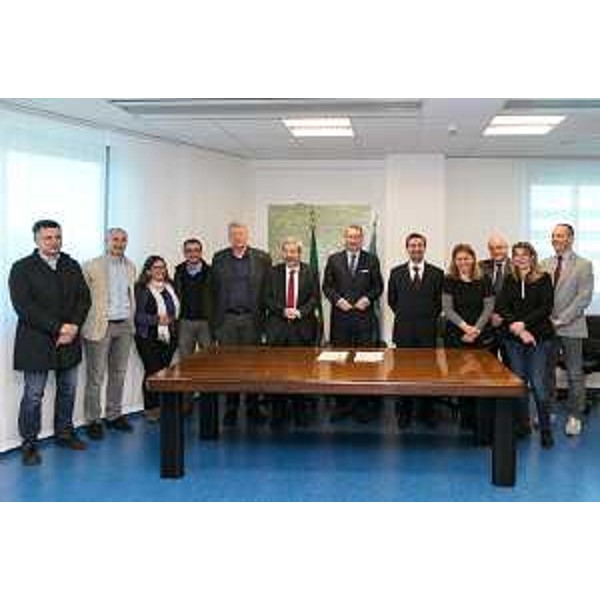 Sergio Bolzonello (Vicepresidente Regione FVG e assessore Attività produttive, Commercio, Cooperazione, Risorse agricole e forestali) tra i sindaci Furio Honsell (Udine) e Andrea Carli (Maniago), insieme ai sindaci di Montereale Valcellina, Vajont e Frisanco e ai tecnici regionali che hanno lavorato ai Piani Integrati di Sviluppo Urbano Sostenibile (PISUS) per i Comuni di Udine e Maniago - Udine 09/04/2015