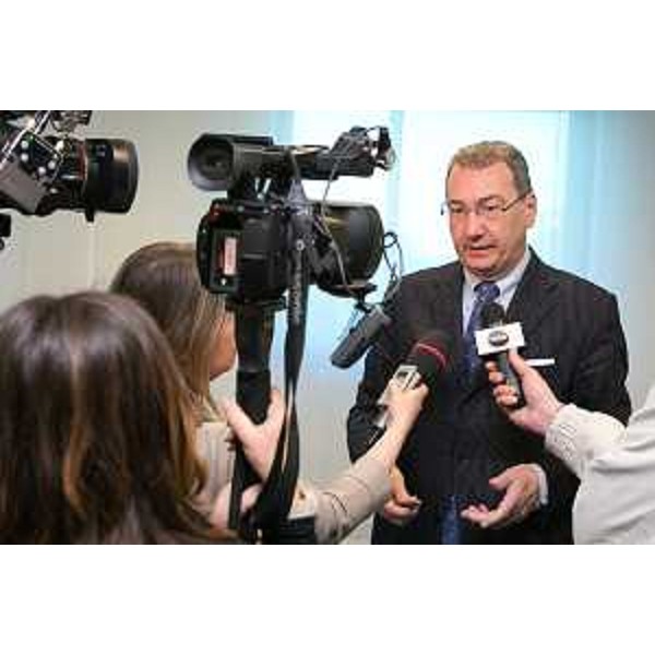 Sergio Bolzonello (Vicepresidente Regione FVG e assessore Attività produttive, Commercio, Cooperazione, Risorse agricole e forestali) a margine della sottoscrizione delle Convenzioni con i Comuni di Udine e Maniago per l'erogazione dei fondi a valere sul Bando dei Piani Integrati di Sviluppo Urbano Sostenibile (PISUS) - Udine 09/04/2015