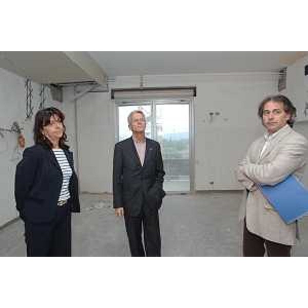 Riccardo Illy (Presidente Regione Friuli Venezia Giulia) durante un sopralluogo al cantiere del nuovo ospedale di Gorizia accompagnato da Manuela Baccarini (Direttore Generale Azienda per i Servizi Sanitari n. 2 “Isontina”). (Gorizia 11/10/07)