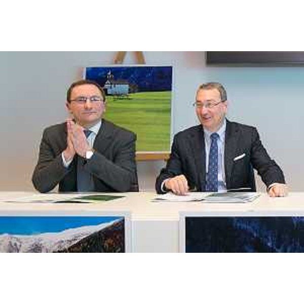 Daniele Petris (Presidente GAL Carnia "Euroleader") e Sergio Bolzonello (Vicepresidente Regione FVG e assessore Attività produttive, Commercio, Cooperazione, Risorse agricole e forestali) alla presentazione della nuova App "CARNIA Mapp" dedicata alla promozione e valorizzazione dei percorsi turistici della Carnia - Udine 09/04/2015