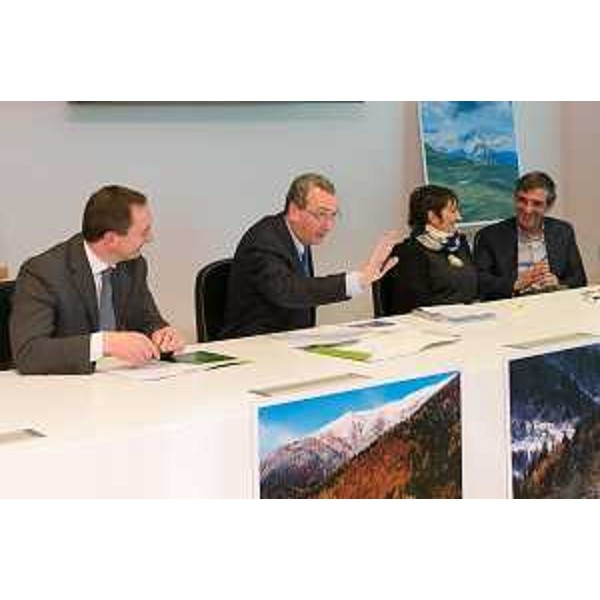 Daniele Petris (Presidente GAL Carnia "Euroleader"), Sergio Bolzonello (Vicepresidente Regione FVG e assessore Attività produttive, Commercio, Cooperazione, Risorse agricole e forestali), Attilo De Rovere (Edizioni Tabacco) e Ulderica Da Pozzo (Fotografa) alla presentazione della nuova App "CARNIA Mapp" dedicata alla promozione e valorizzazione dei percorsi turistici della Carnia - Udine 09/04/2015