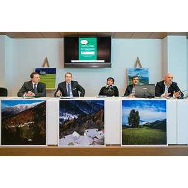 Daniele Petris (Presidente GAL Carnia "Euroleader"), Sergio Bolzonello (Vicepresidente Regione FVG e assessore Attività produttive, Commercio, Cooperazione, Risorse agricole e forestali), Attilo De Rovere (Edizioni Tabacco), Ulderica Da Pozzo (Fotografa) e Alessandro Specogna (Direttore commerciale Edizioni Tabacco) alla presentazione della nuova App "CARNIA Mapp" dedicata alla promozione e valorizzazione dei percorsi turistici della Carnia - Udine 09/04/2015