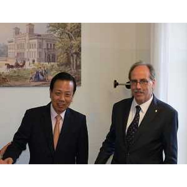Li Ruiyu (Ambasciatore Repubblica Popolare Cinese a Roma) e Gianni Torrenti (Assessore regionale Cultura) al MIB School of Management - Trieste 09/04/2015 (Foto MIB School of Management)