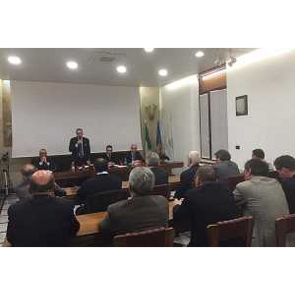 Sergio Bolzonello (Vicepresidente Regione FVG e assessore Attività produttive, Commercio, Cooperazione, Risorse agricole e forestali) e Stefano Bongiovanni (Commissario Consorzio Bonifica Cellina Meduna) all'incontro con rappresentanti di associazioni ed Enti consorziati - Pordenone 09/04/2015