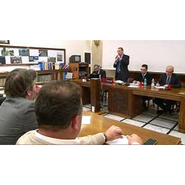 Sergio Bolzonello (Vicepresidente Regione FVG e assessore Attività produttive, Commercio, Cooperazione, Risorse agricole e forestali) e Stefano Bongiovanni (Commissario Consorzio Bonifica Cellina Meduna) all'incontro con rappresentanti di associazioni ed Enti consorziati - Pordenone 09/04/2015