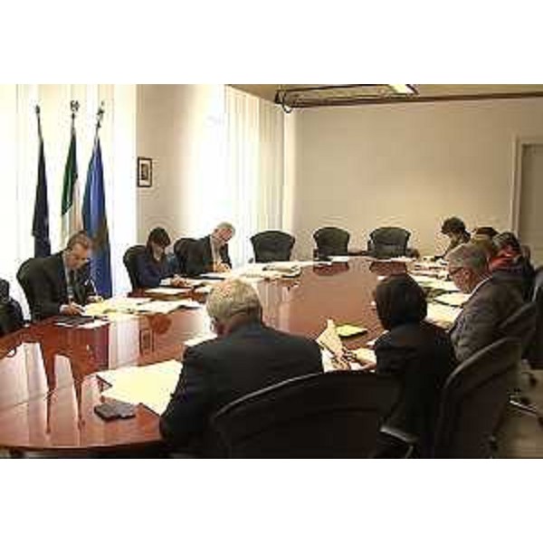 Debora Serracchiani (Presidente Regione Friuli Venezia Giulia), tra Sergio Bolzonello (Vicepresidente Regione FVG e assessore Attività produttive, Commercio, Cooperazione, Risorse agricole e forestali) e Daniele Bertuzzi (Segretario generale Presidenza Regione FVG), presiede la riunione della Giunta regionale del FVG - Trieste 10/04/2015