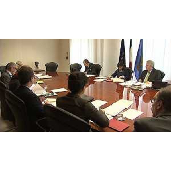 Debora Serracchiani (Presidente Regione Friuli Venezia Giulia), tra Sergio Bolzonello (Vicepresidente Regione FVG e assessore Attività produttive, Commercio, Cooperazione, Risorse agricole e forestali) e Daniele Bertuzzi (Segretario generale Presidenza Regione FVG), presiede la riunione della Giunta regionale del FVG - Trieste 10/04/2015