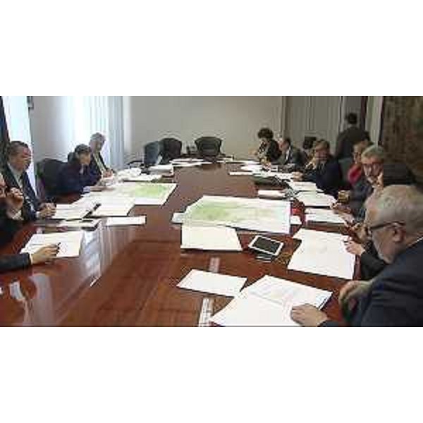 Debora Serracchiani (Presidente Regione Friuli Venezia Giulia), tra Sergio Bolzonello (Vicepresidente Regione FVG e assessore Attività produttive, Commercio, Cooperazione, Risorse agricole e forestali) e Daniele Bertuzzi (Segretario generale Presidenza Regione FVG), presiede la riunione della Giunta regionale del FVG - Trieste 10/04/2015