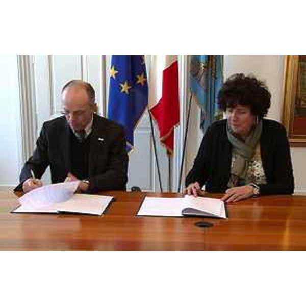 Roberto Zecchino (Direttore Risorse umane e Organizzazione Robert Bosch S.p.A. - Sud Europa) e Loredana Panariti (Assessore regionale Lavoro, Formazione, Istruzione, Pari Opportunità, Politiche giovanili, Ricerca e Università) alla sigla del Protocollo d'intesa per favorire il passaggio dei giovani dalla scuola al mondo del lavoro - Trieste 10/04/2015
