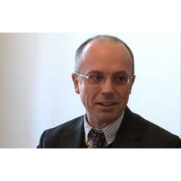 Roberto Zecchino (Direttore Risorse umane e Organizzazione Robert Bosch S.p.A. - Sud Europa) alla sigla del Protocollo d'intesa per favorire il passaggio dei giovani dalla scuola al mondo del lavoro - Trieste 10/04/2015