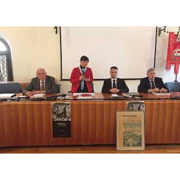 Debora Serracchiani (Presidente Regione Friuli Venezia Giulia) all'incontro con i sindaci dei 137 Comuni del terremoto del 1976, nel Municipio - Venzone 11/04/2015