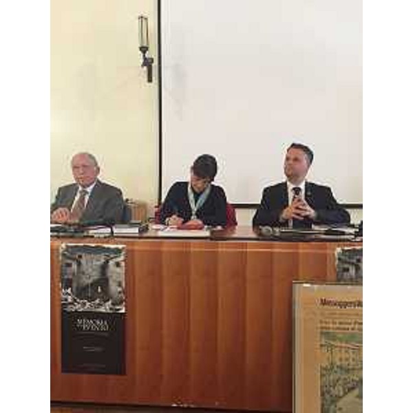 Debora Serracchiani (Presidente Regione Friuli Venezia Giulia) all'incontro con i sindaci dei 137 Comuni del terremoto del 1976, nel Municipio - Venzone 11/04/2015