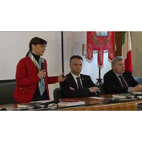 Debora Serracchiani (Presidente Regione Friuli Venezia Giulia) all'incontro con i sindaci dei 137 Comuni del terremoto del 1976, in Municipio - Venzone 11/04/2015