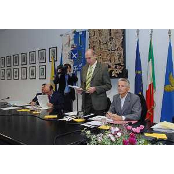 Riccardo Illy (Presidente Regione Friuli Venezia Giulia) e Tiziano Manzini (Sindaco San Pietro al Natisone) introducono i lavori della Giunta regionale riunita a San Pietro al Natisone. (San Pietro al Natisone 12/10/07)