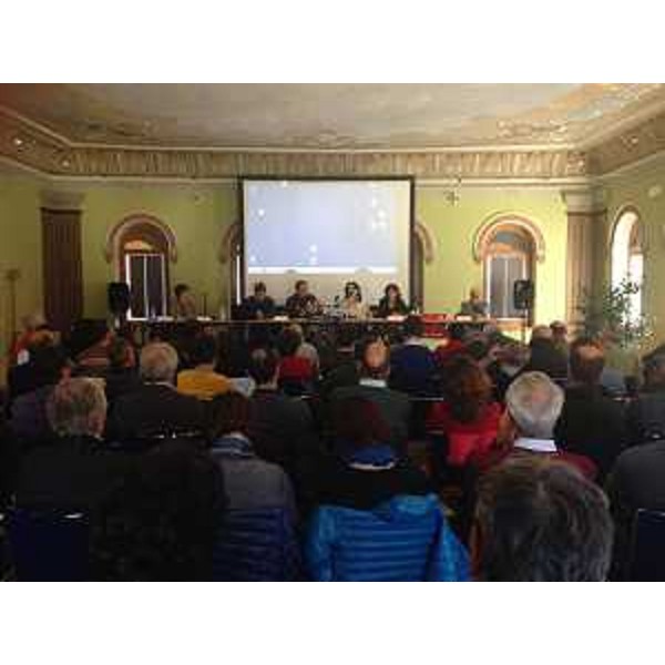Mariagrazia Santoro (Assessore regionale Pianificazione territoriale) al workshop alla Casa del Popolo – Prato Carnico 13/04/2015