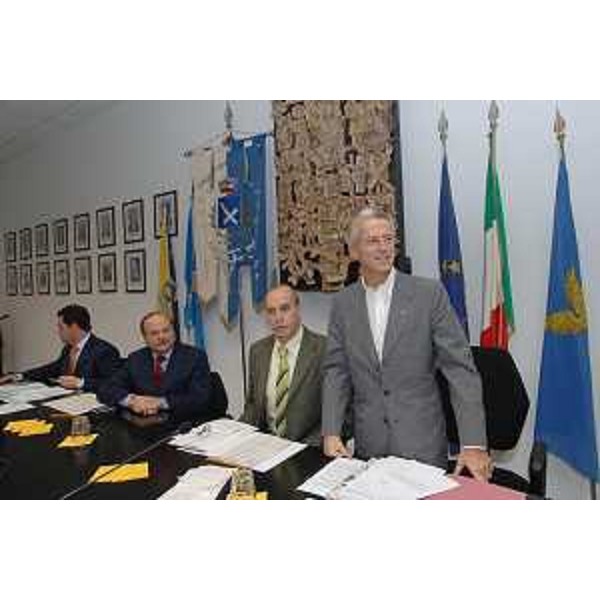 Riccardo Illy (Presidente Regione Friuli Venezia Giulia) e Tiziano Manzini (Sindaco San Pietro al Natisone) introducono i lavori della Giunta regionale riunita a San Pietro al Natisone. (San Pietro al Natisone 12/10/07)
