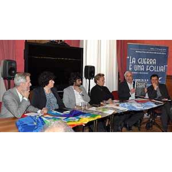 Jean Fabre (funzionario ONU), Loredana Panariti (Assessore regionale Istruzione), Federico Pirone (assessore Cultura Comune di Udine), la senatrice Silvana Amati, Flavio Lotti (direttore coordinamento Enti locali per la Pace) e Daniele Sordoni (dirigente scolastico Istituto tecnico “Corinaldesi” di Senigallia) – Roma 14/04/2015