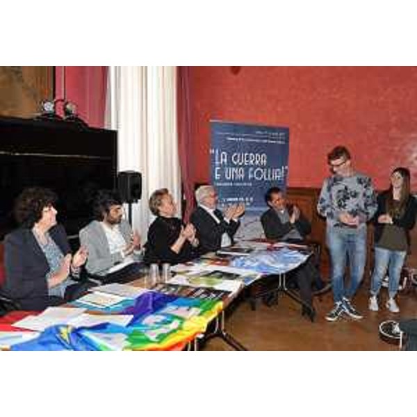 Loredana Panariti (Assessore regionale Istruzione), Federico Pirone (assessore Cultura Comune di Udine), la senatrice Silvana Amati, Flavio Lotti (direttore coordinamento Enti locali per la Pace) e Daniele Sordoni (dirigente scolastico Istituto tecnico “Corinaldesi” di Senigallia) – Roma 14/04/2015