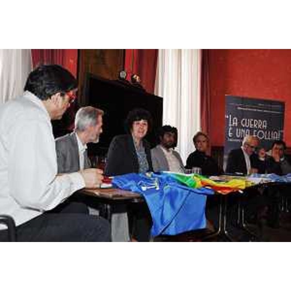 Aluisi Tosolini (dirigente scolastico Liceo Scientifico Musicale “Bertolucci” di Parma), Jean Fabre (funzionario ONU), Loredana Panariti (Assessore regionale Istruzione), Federico Pirone (assessore Cultura Comune di Udine), la senatrice Silvana Amati, Flavio Lotti (direttore coordinamento Enti locali per la Pace) e Daniele Sordoni (dirigente scolastico Istituto tecnico “Corinaldesi” di Senigallia) – Roma 14/04/2015