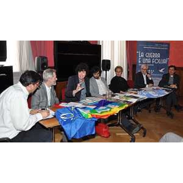 – Aluisi Tosolini (dirigente scolastico Liceo Scientifico Musicale “Bertolucci” di Parma), Jean Fabre (funzionario ONU), Loredana Panariti (Assessore regionale Istruzione), Federico Pirone (assessore Cultura Comune di Udine), la senatrice Silvana Amati, Flavio Lotti (direttore coordinamento Enti locali per la Pace) e Daniele Sordoni (dirigente scolastico Istituto tecnico “Corinaldesi” di Senigallia) – Roma 14/04/2015
