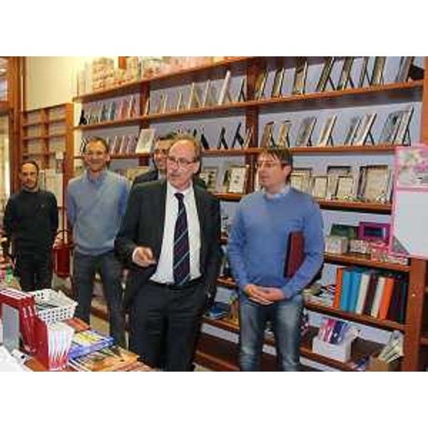 Gianni Torrenti (Assessore regionale Cultura) i rappresentanti delle associazioni di area cattolica della comunità slovena, alla Libreria Cattolica - Gorizia 16/04/2015 (Foto Pierluigi Bumbaca)