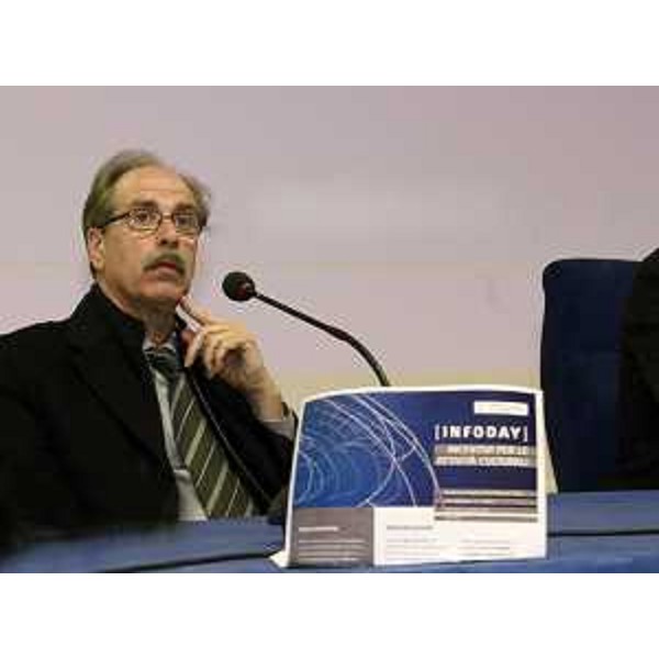 Gianni Torrenti (Assessore regionale Cultura) all'infoday sul contenuto dei bandi e sul procedimento di erogazione degli incentivi regionali a favore delle attività culturali, nell'Auditorium della Regione FVG - Udine 17/04/2015