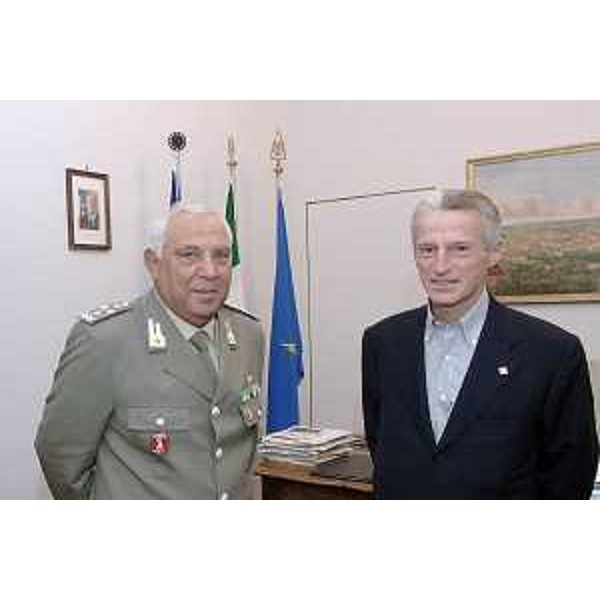 Riccardo Illy (Presidente Regione Friuli Venezia Giulia) riceve il Comandante Generale della Guardia di Finanza, Gen. Cosimo D'Arrigo, nella sede della Presidenza della Regione a Trieste. (Trieste 13/10/07)