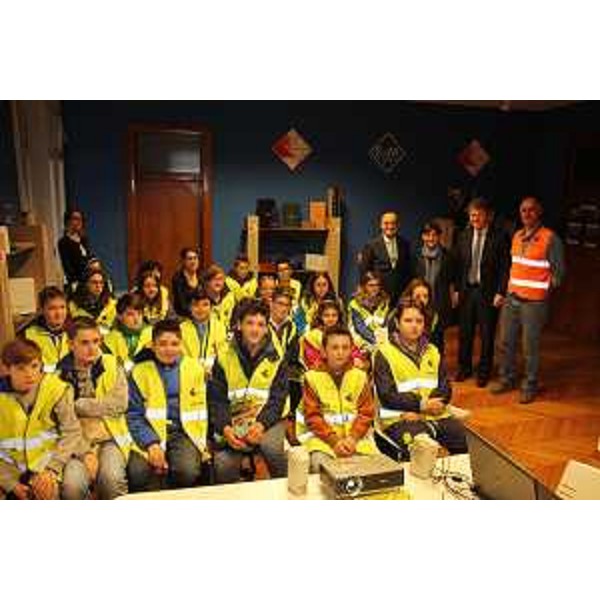 Debora Serracchiani (Presidente Regione Friuli Venezia Giulia) e scolaresche nello stabilimento Careo del Gruppo RenoDeMedici (RDM Group) in occasione del 15° RicicloAperto, open day organizzato dal COMIECO (Consorzio nazionale recupero e riciclo degli imballaggi a base cellulosica) - Ovaro 17/04/2015 (Foto Alberto Soravito di Petrussi Foto Press)