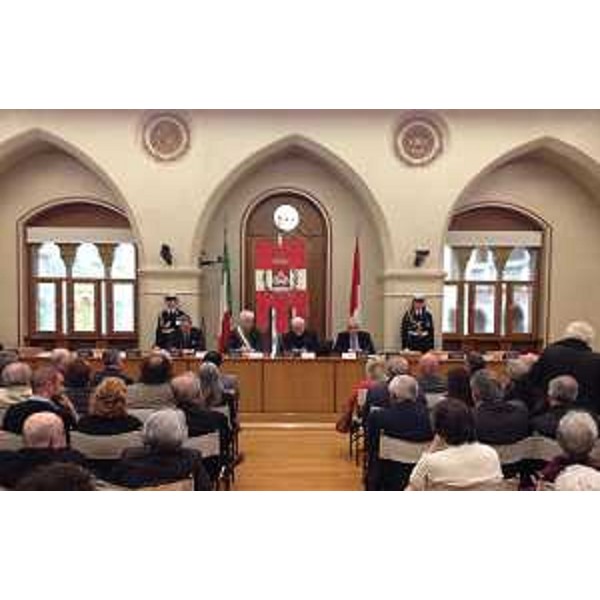 Cerimonia di consegna del Sigillo della Città di Pordenone a don Luciano Padovese, fondatore del Centro culturale Casa Zanussi, presenti Sergio Bolzonello (Vicepresidente Regione Friuli Venezia Giulia), Claudio Pedrotti (Sindaco Pordenone) e Gianfranco Favaro (Presidente Fondazione Casa Studente), nella Sala consiliare del Municipio - Pordenone 17/04/2015
